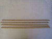 Les baguettes que je préfère rondes, servent de rail pour l‘épaisseur des plaques roulées.
