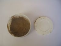 Un pot hermétique sert à conserver la barbotine qui sert aux collages. Tous les petits bouts et miettes restant après le travail iront dans cette boîte et de l‘eau sera rajoutée proportionnellement.