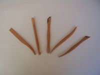 Les ébauchoirs travaillent d‘une manière plus précise que les mains. Il en existe de toutes les formes.....