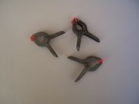 Les pinces peuvent être à linge. Lorsque l‘on veux arrêter le travail, à l‘aide d‘un pulvérisateur on humecte, puis on bache avec un plastique et les pinces servent à bien fermer.