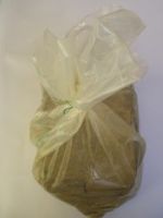 La terre: Achetée dans un magasin spécialisé, dans la nature, ou à la briquèterie, où peut-être il sera possible de faire cuire. Surtout, il faut qu‘elle soit fermée dans un sac plastique hermétique, non poreux...